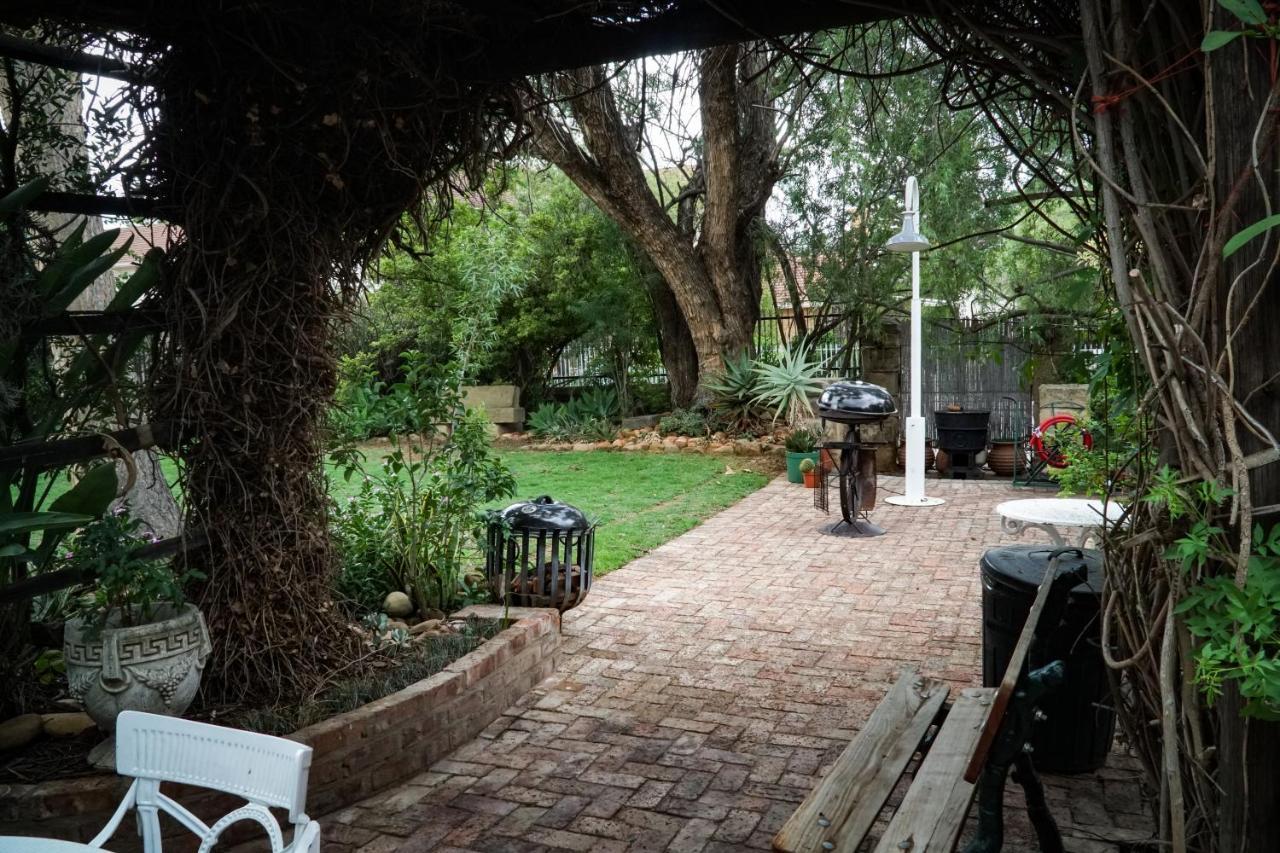 Outentique Accommodation Oudtshoorn Bagian luar foto